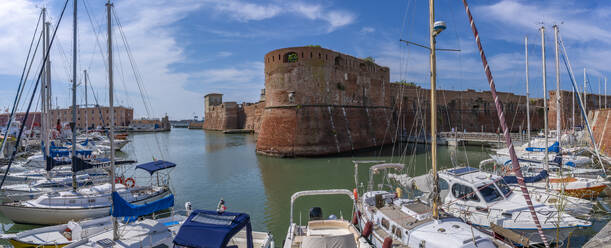 Blick auf die Festung Vecchia und Boote im Hafen, Livorno, Provinz Livorno, Toskana, Italien, Europa - RHPLF30078