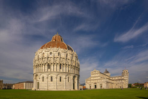 Blick auf das Baptisterium von San Giovanni, den Dom von Pisa und den Schiefen Turm von Pisa, UNESCO-Weltkulturerbe, Pisa, Provinz Pisa, Toskana, Italien, Europa - RHPLF30085