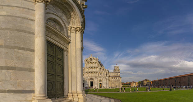 Blick auf den Dom von Pisa und den Schiefen Turm von Pisa, UNESCO-Weltkulturerbe, Pisa, Provinz Pisa, Toskana, Italien, Europa - RHPLF30087