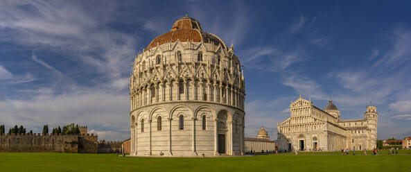 Blick auf das Baptisterium von San Giovanni, den Dom von Pisa und den Schiefen Turm von Pisa, UNESCO-Weltkulturerbe, Pisa, Provinz Pisa, Toskana, Italien, Europa - RHPLF30089