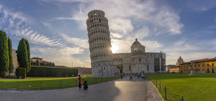 Blick auf den Dom von Pisa und den Schiefen Turm von Pisa bei Sonnenuntergang, UNESCO-Weltkulturerbe, Pisa, Provinz Pisa, Toskana, Italien, Europa - RHPLF30090