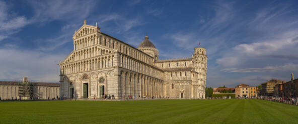 Blick auf den Dom von Pisa und den Schiefen Turm von Pisa, UNESCO-Weltkulturerbe, Pisa, Provinz Pisa, Toskana, Italien, Europa - RHPLF30091