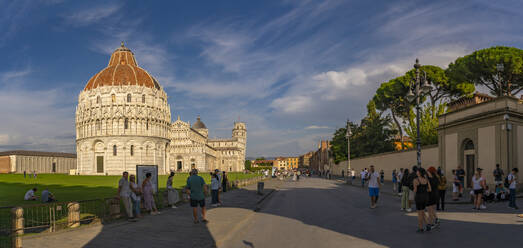 Blick auf das Baptisterium von San Giovanni, den Dom von Pisa und den Schiefen Turm von Pisa, UNESCO-Weltkulturerbe, Pisa, Provinz Pisa, Toskana, Italien, Europa - RHPLF30092