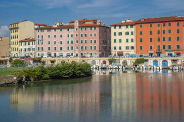 Blick auf bunte Gebäude und Kanal, Livorno, Provinz Livorno, Toskana, Italien, Europa - RHPLF30095
