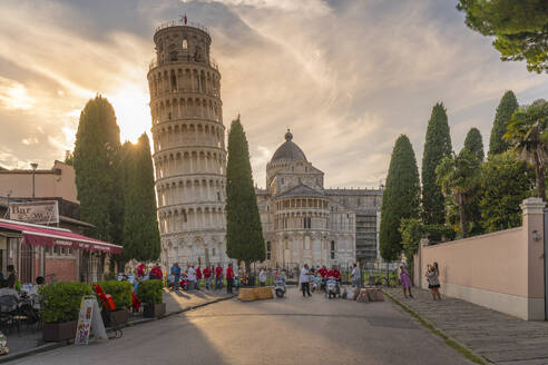 Blick auf Souvenirstände und den Schiefen Turm von Pisa bei Sonnenuntergang, UNESCO-Weltkulturerbe, Pisa, Provinz Pisa, Toskana, Italien, Europa - RHPLF30099