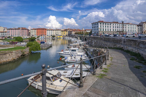 Blick auf bunte Gebäude und Kanal, Livorno, Provinz Livorno, Toskana, Italien, Europa - RHPLF30100