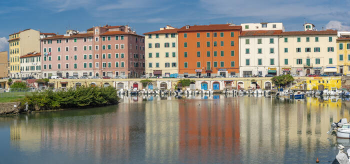 Blick auf bunte Gebäude und Kanal, Livorno, Provinz Livorno, Toskana, Italien, Europa - RHPLF30102