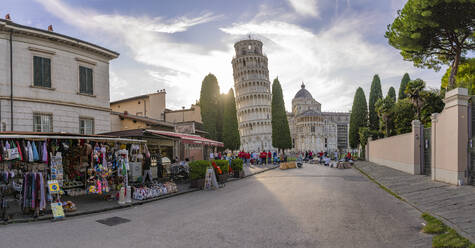 Blick auf Souvenirstände und den Schiefen Turm von Pisa bei Sonnenuntergang, UNESCO-Weltkulturerbe, Pisa, Provinz Pisa, Toskana, Italien, Europa - RHPLF30105