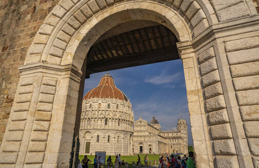 Blick auf das Baptisterium von San Giovanni, den Dom von Pisa und den Schiefen Turm von Pisa, UNESCO-Weltkulturerbe, Pisa, Provinz Pisa, Toskana, Italien, Europa - RHPLF30107