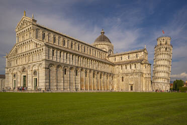 Blick auf den Dom von Pisa und den Schiefen Turm von Pisa, UNESCO-Weltkulturerbe, Pisa, Provinz Pisa, Toskana, Italien, Europa - RHPLF30108