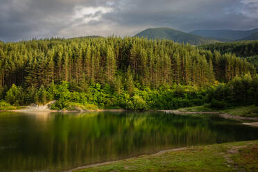 Schöner künstlicher See Krinec im Sommer in Bansko, Pirin-Gebirge, Bulgarien, Europa - RHPLF30109