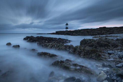 Trwyn Du Leuchtturm in der Morgendämmerung, Penmon Point, Anglesey, Wales, Vereinigtes Königreich, Europa - RHPLF30113