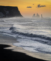 Blick von Dyrholaey nach Reynisfjara bei Sonnenaufgang, Island, Polarregionen - RHPLF30121