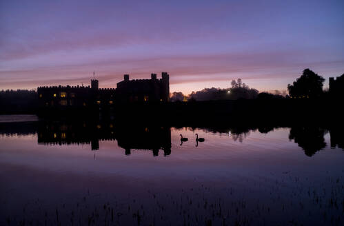 Leeds Castle in der Morgendämmerung, nahe Maidstone, Kent, England, Vereinigtes Königreich, Europa - RHPLF30137