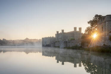 Leeds Castle bei Sonnenaufgang, in der Nähe von Maidstone, Kent, England, Vereinigtes Königreich, Europa - RHPLF30140