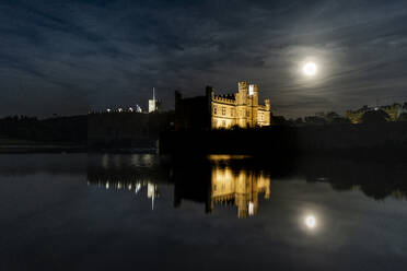 Der Vollmond geht über Leeds Castle auf, in der Nähe von Maidstone, Kent, England, Vereinigtes Königreich, Europa - RHPLF30142