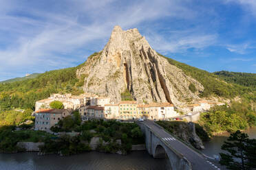 Rocher de la Baume, Felsen von Sisteron, Sisteron, Alpes-de-Haute-Provence, Provence-Alpes-Cote d'Azur, Provence, Frankreich, Europa - RHPLF30179