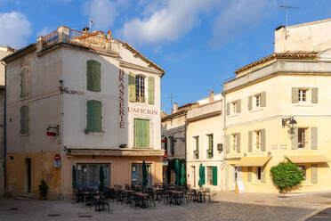 Straßenszene in Arles, Provence, Frankreich, Europa - RHPLF30182