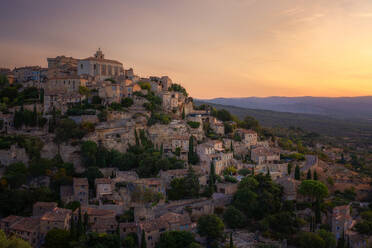 Dorf Gordes auf dem Hügel bei Sonnenaufgang, Provence, Provence-Alpes-Cote d'Azur, Frankreich, Europa - RHPLF30190