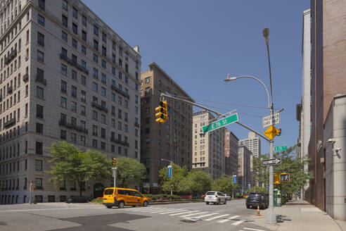 Apartments bordering Park Avenue in New York City's Upper East Side, New York City, United States of America, North America - RHPLF30191