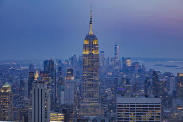 Empire State Building und Skyline von New York City in der Abenddämmerung von Top of the Rock, Rockefeller Center, New York City, Vereinigte Staaten von Amerika, Nordamerika - RHPLF30192