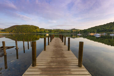 Hölzerner Pier, Ullswater, Lake District National Park, UNESCO-Weltkulturerbe, Cumbria, England, Vereinigtes Königreich, Europa - RHPLF30200