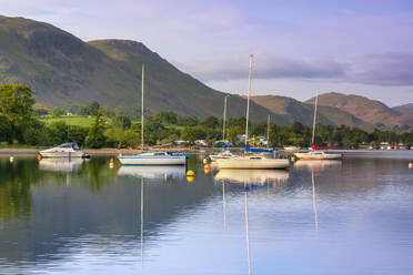 Boote bei Sonnenaufgang, Ullswater, Lake District National Park, UNESCO-Weltkulturerbe, Cumbria, England, Vereinigtes Königreich, Europa - RHPLF30203