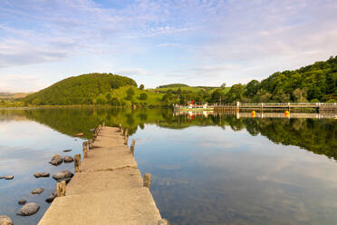 Hölzerner Pier und Dampfschiff im Hintergrund, Ullswater, Lake District National Park, UNESCO-Weltkulturerbe, Cumbria, England, Vereinigtes Königreich, Europa - RHPLF30206