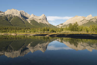 Mount Lawrence Grassi und Ha Ling Peak mit dem Bow River bei Sonnenaufgang, Canmore, Kanadische Rocky Mountains, Alberta, Kanada, Nordamerika - RHPLF30226