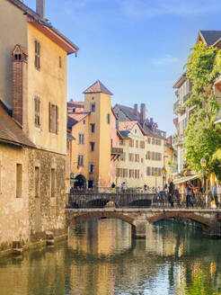 Von mittelalterlichen Häusern gesäumte Kanäle in der Altstadt von Annecy, Annecy, Haute-Savoie, Frankreich, Europa - RHPLF30234