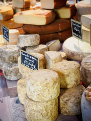 Käseauslage auf dem Markt von Annecy, Annecy, Haute-Savoie, Frankreich, Europa - RHPLF30235