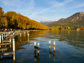 Berge und Herbstfarben an der Uferpromenade des Annecy-Sees, Annecy, Haute-Savoie, Frankreich, Europa - RHPLF30239