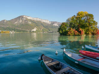 Berge, kleine Boote und Herbstfarben auf dem Annecy-See, Annecy, Haute-Savoie, Frankreich, Europa - RHPLF30240