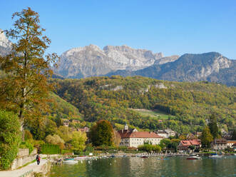 Das Dorf Talloires am Annecy-See, Haute-Savoie, Frankreich, Europa - RHPLF30243