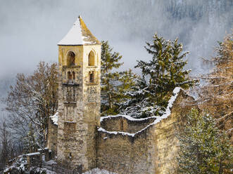 Die ehemalige Kirche von Sent, die in den frühen 1600er Jahren abbrannte, Sent, Graubünden, Schweiz, Europa - RHPLF30246