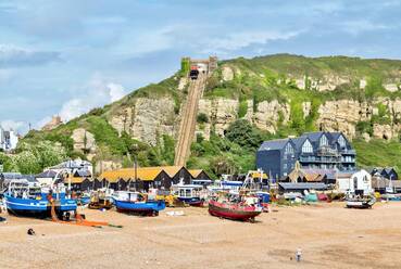 Fischerboote auf The Stade (dem Fischerstrand) mit der East Hill Cliff Railway dahinter, Hastings, East Sussex, England, Vereinigtes Königreich, Europa - RHPLF30261