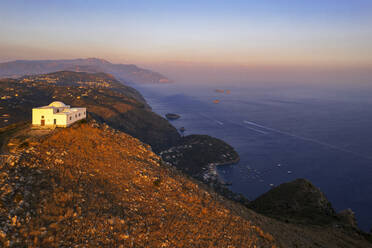 Weiße Kirche von San Costanzo auf dem Gipfel eines Berges, der die Amalfiküste bei Sonnenuntergang umgibt, Punta Campanella, Massa Lubrense, Provinz Neapel, Kampanien, Italien, Europa - RHPLF30277