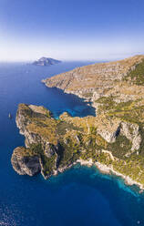 Panoramablick auf die felsige Küste von Punta Campanella und die Bucht von Ieranto mit der Insel Capri im Hintergrund, Amalfiküste, Provinz Neapel, Region Kampanien, Tyrrhenisches Meer, Süditalien, Europa - RHPLF30292