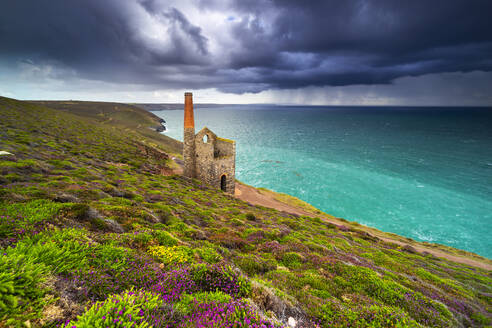 Wheal Coates bei einem Gewitter, UNESCO-Welterbe, St. Agnes, Cornwall, England, Vereinigtes Königreich, Europa - RHPLF30297