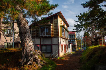 Altes modernes japanisches Gebäude in einem Waldgebiet bei Hirosaki, Nord-Honshu, Japan - RHPLF30298