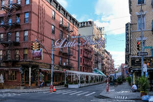 Blick auf die Kreuzung Mulberry Street und Hester Street, mit dem ikonischen Little Italy-Schild, Manhattan, New York City, Vereinigte Staaten von Amerika, Nordamerika - RHPLF30313