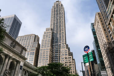 Architektonisches Detail der Kreuzung an der 5th Avenue und der West 41st Street im Herzen von Manhattan, New York City, Vereinigte Staaten von Amerika, Nordamerika - RHPLF30314