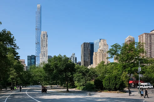 Stadtbild von New York City vom West Drive aus gesehen, dem westlichsten der landschaftlich reizvollen Drives des Central Park, eingebettet zwischen den Stadtvierteln Upper West Side und Upper East Side in Manhattan, New York City, Vereinigte Staaten von Amerika, Nordamerika - RHPLF30316