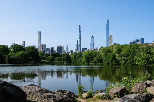 Stadtbild von New York City vom See aus gesehen, dem größten Gewässer des Central Park nach dem Stausee, Central Park, Manhattan, New York City, Vereinigte Staaten von Amerika, Nordamerika - RHPLF30317