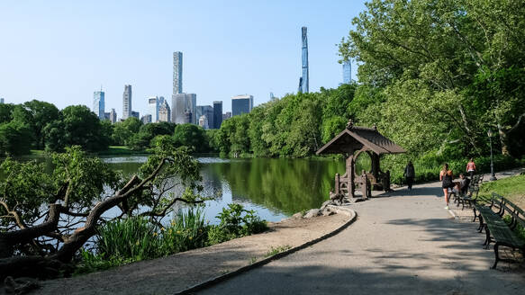 Stadtbild von New York City vom See aus gesehen, dem größten Gewässer des Central Park nach dem Stausee, Central Park, Manhattan, New York City, Vereinigte Staaten von Amerika, Nordamerika - RHPLF30318