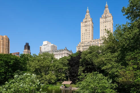 Stadtbild von New York City vom See aus gesehen, dem größten Gewässer des Central Park nach dem Stausee, Central Park, Manhattan, New York City, Vereinigte Staaten von Amerika, Nordamerika - RHPLF30319