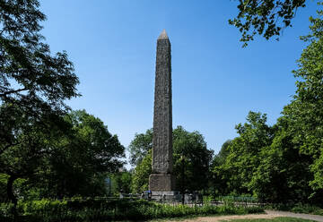 Blick auf Kleopatras Nadel, einen Obelisken aus rotem Granit, vom Tempel des Ra im alten Ägypten, Central Park, New York City, Vereinigte Staaten von Amerika, Nordamerika - RHPLF30321