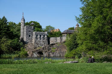 Stadtlandschaft mit dem Belvedere Castle, einem neugotischen Bauwerk auf dem Vista Rock, Central Park, Manhattan Island, New York City, Vereinigte Staaten von Amerika, Nordamerika - RHPLF30322