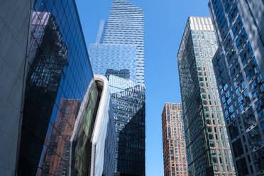 Stadtbild von der High Line, einem 2,33 km langen linearen Park, Grünzug und Schienenweg, der auf einem ehemaligen Gleis der Central Railroad auf der Westseite von Manhattan, New York City, Vereinigte Staaten von Amerika, Nordamerika, errichtet wurde - RHPLF30325