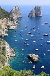 Faraglioni-Felsen auf der Insel Capri, Golf von Neapel, Kampanien, Italien, Europa - RHPLF30331